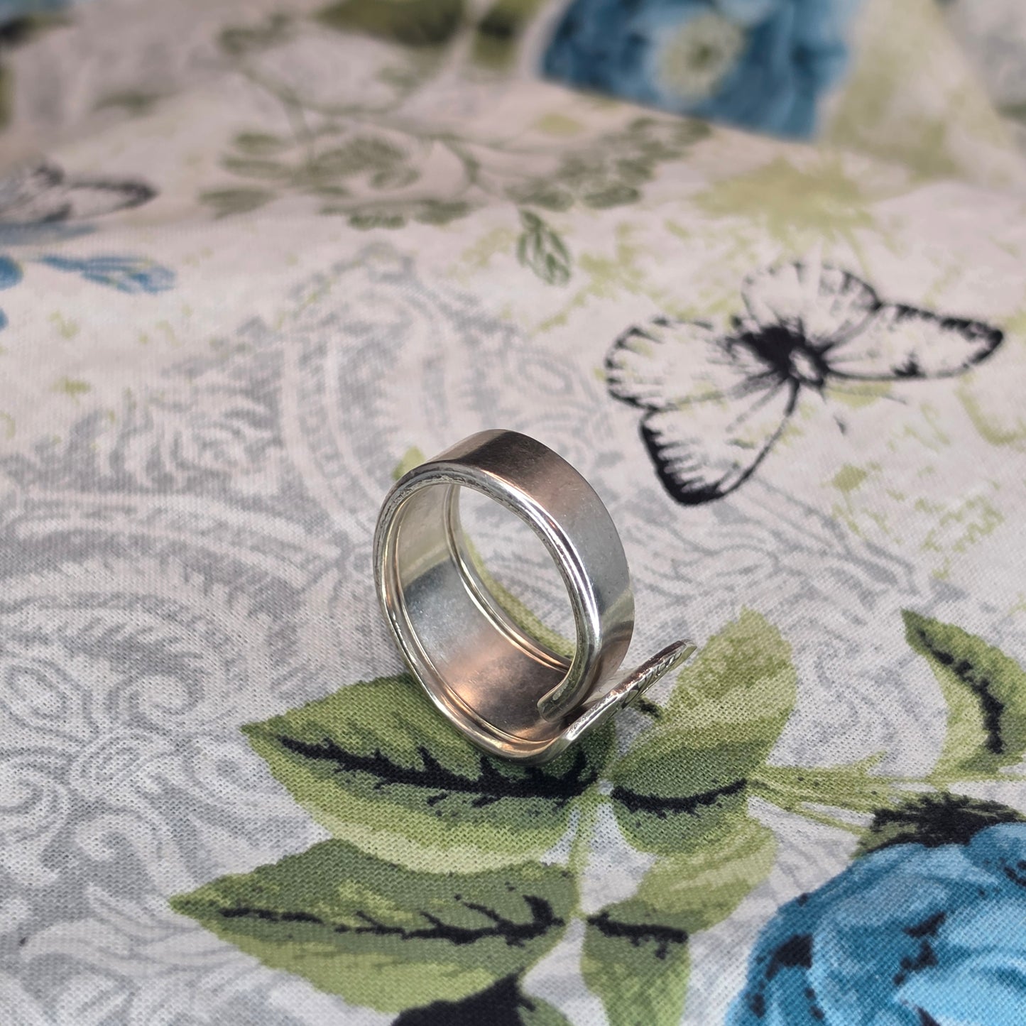 Vintage Pattern Tucked Spoon ring - Size 9.5