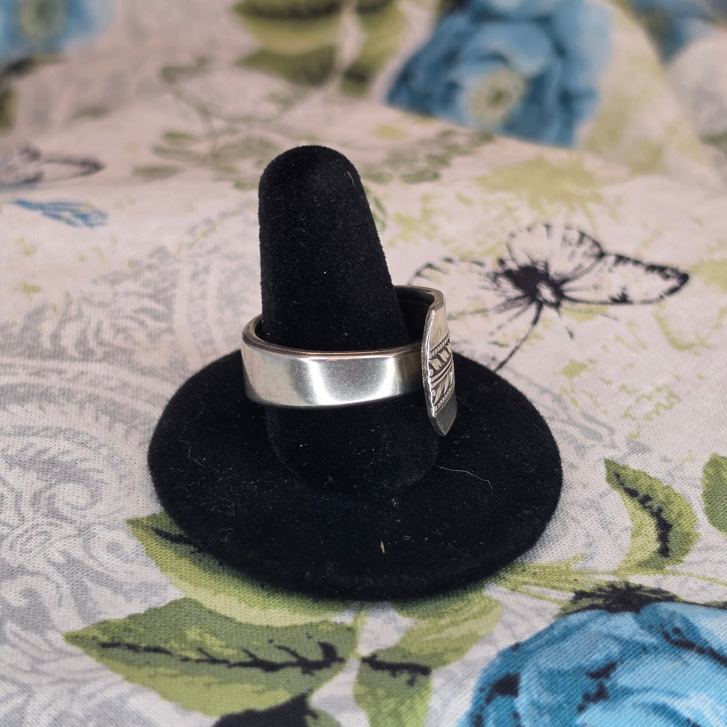 Vintage Pattern Tucked Spoon ring - Size 9.5