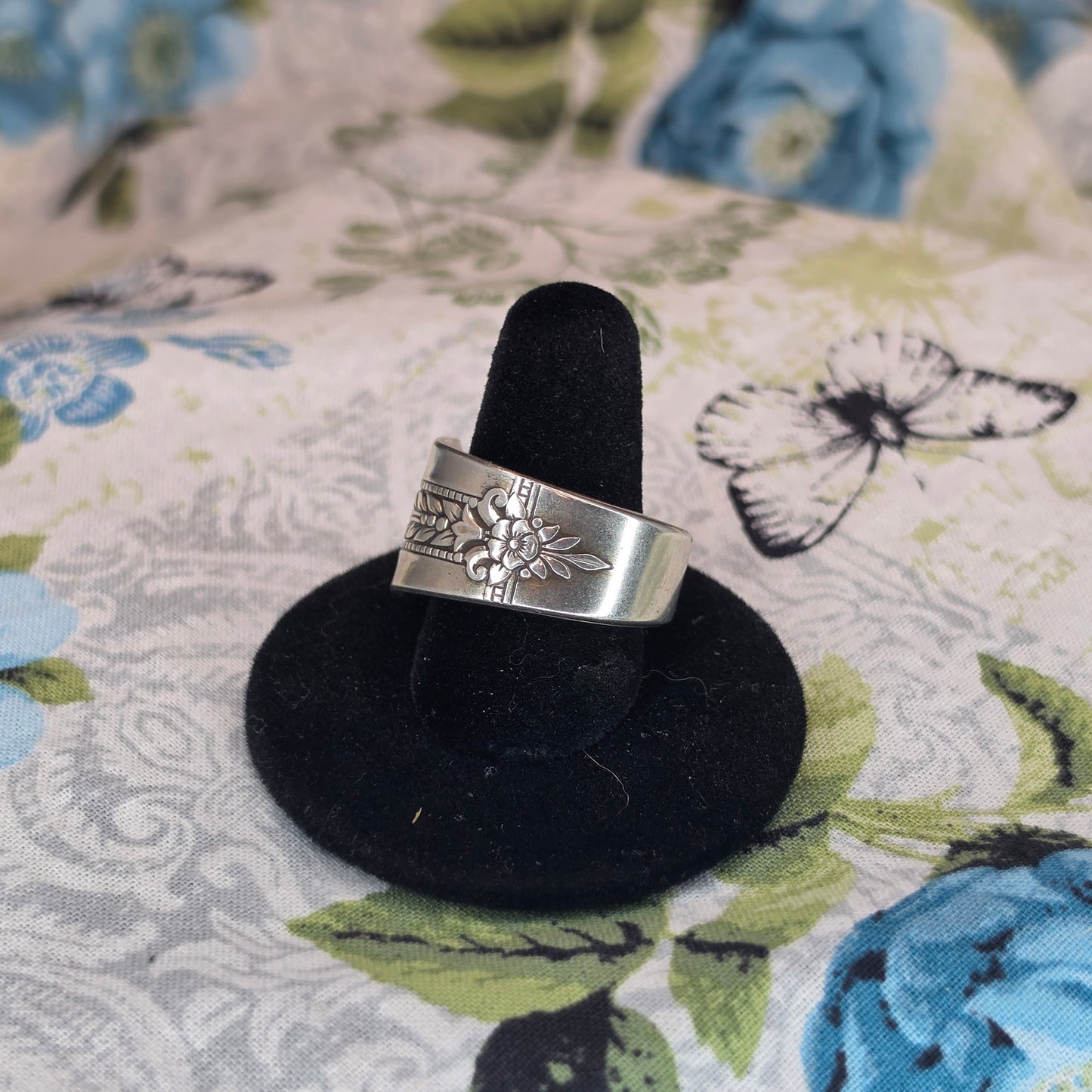 Vintage Pattern Tucked Spoon ring - Size 9.5