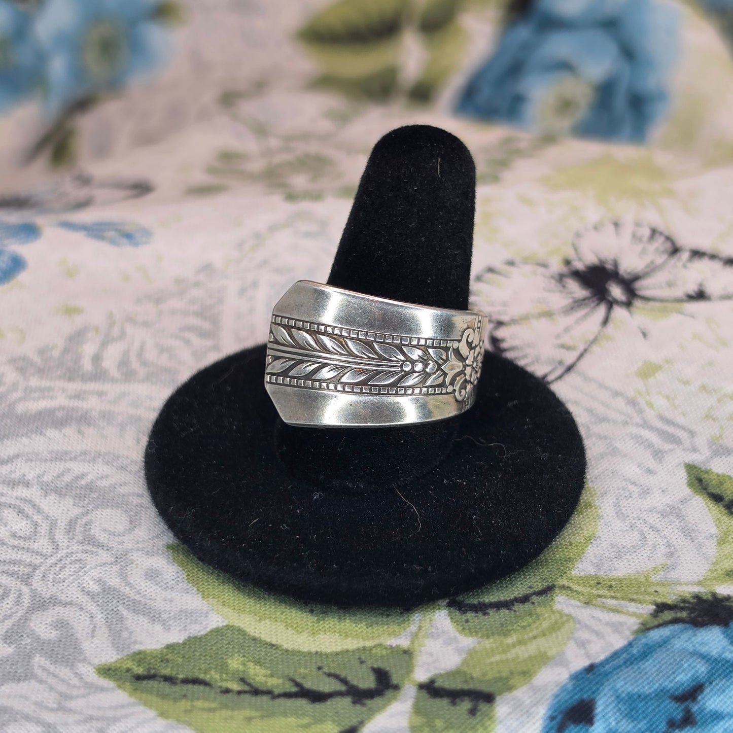 Vintage Pattern Tucked Spoon ring - Size 9.5